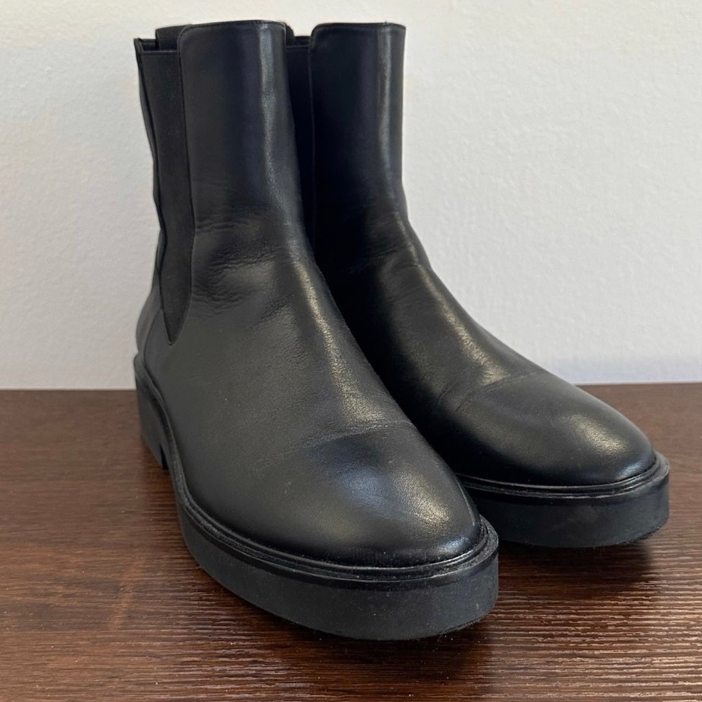Stuart Weitzman Henley Chelsea Boots